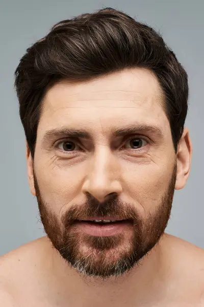 A bearded man without a shirt poses with confidence. — Stock Photo