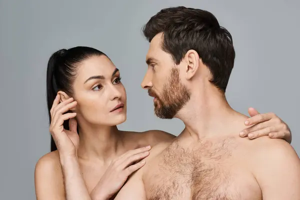 Um homem e uma mulher partilham um momento, olhando nos olhos uns dos outros. — Fotografia de Stock