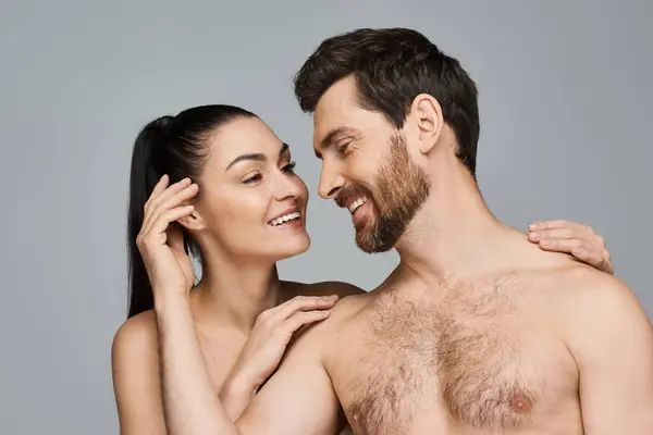 Мужчина и женщина элегантно позируют вместе. — Stock Photo