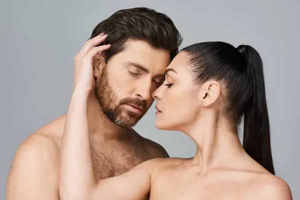 A man and a woman gently touch their foreheads in a gesture of connection and intimacy. — Stock Photo