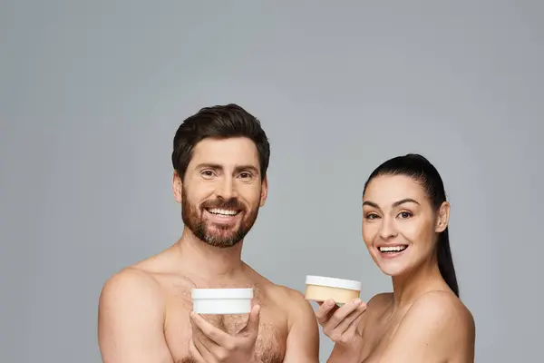 Un homme et une femme profitant d'un moment ensemble, tenant la crème. — Photo de stock
