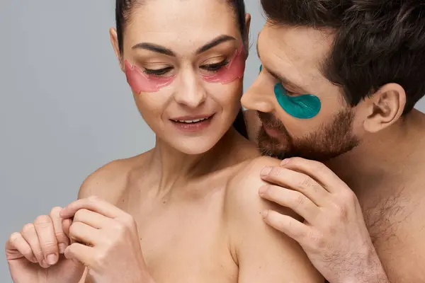 Jolly couple, with eye patches, pose together in an enchanting display. — Stock Photo