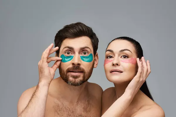 Joyous couple, with eye patches, pose together in an enchanting display. — Stock Photo