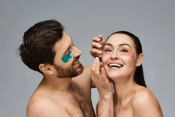 Fröhliches Paar mit Augenklappen posiert gemeinsam in einem bezaubernden Schauspiel. — Stockfoto