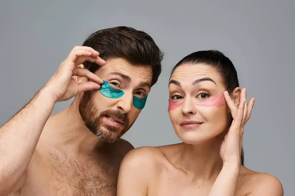 Beautiful couple, with eye patches, pose together in an enchanting display. — Stock Photo