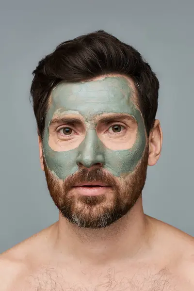 Un homme portant un masque facial, des soins de la peau. — Photo de stock