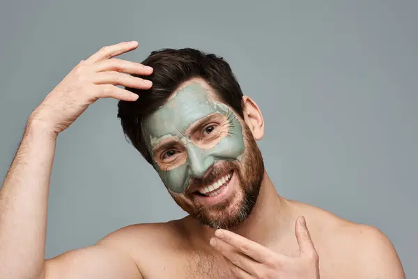 Ein Mann mit einer Gesichtsmaske im Gesicht, der selbstbewusst dasteht. — Stockfoto