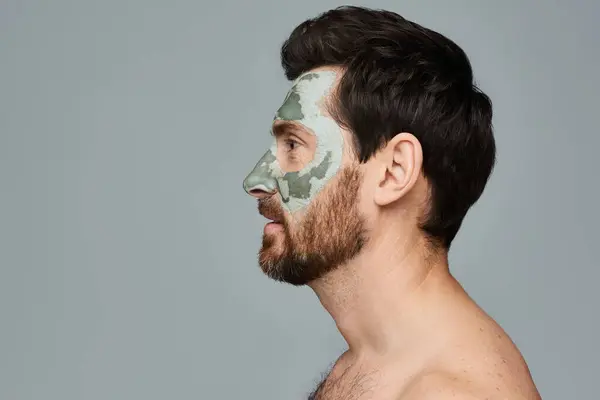 Ein Mann mit Gesichtsmaske, der wegschaut. — Stockfoto