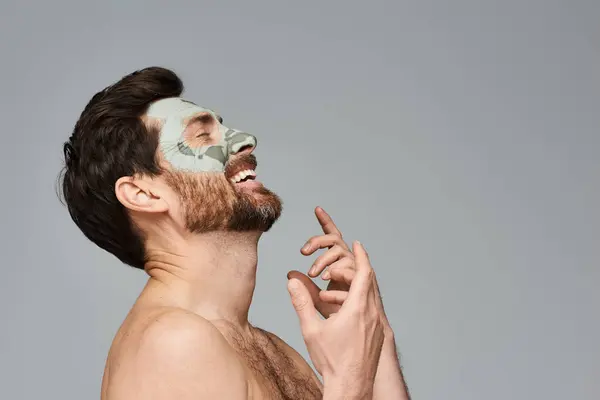 A man wearing facial mask. — Stock Photo