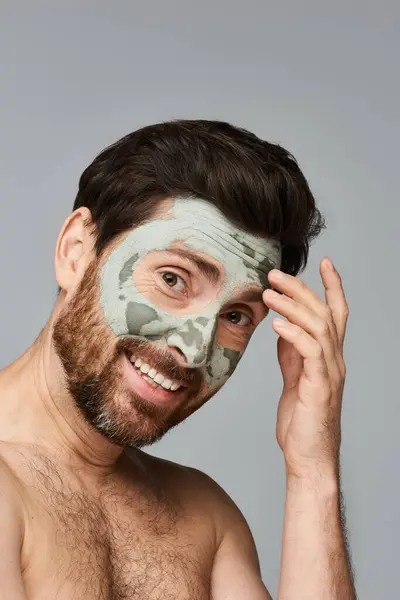 Allettante uomo allegro indossare una maschera viso. — Foto stock