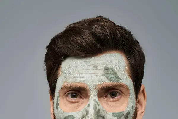 A man with a face mask looking at camera. — Stock Photo