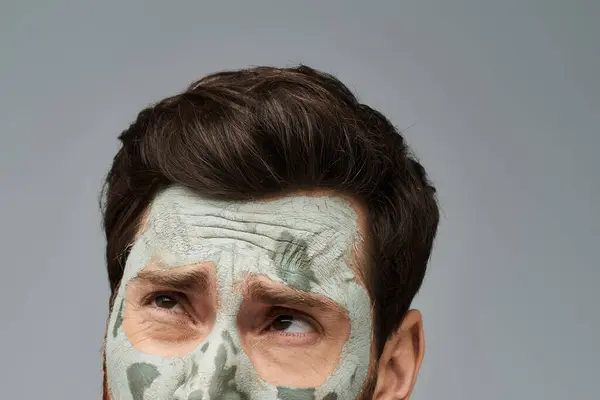 Um homem usando uma máscara facial posa para um retrato. — Fotografia de Stock