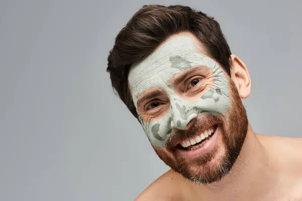 A man wearing a face mask and smiling. — Stock Photo