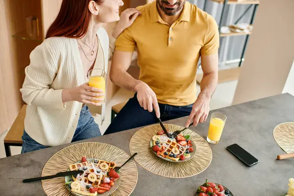 Coppia godendo di una sana insalata insieme nella loro cucina moderna. — Foto stock