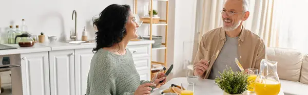 Eine behinderte Frau im Rollstuhl und ihr Mann stehen zu Hause in einer gemütlichen Küche zusammen, umgeben von Kochutensilien.. — Stockfoto