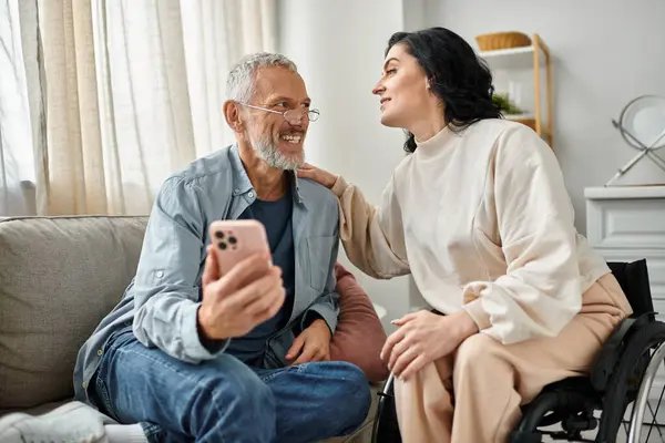 Un uomo su una sedia a rotelle si impegna in una conversazione con una donna disabile su una sedia a rotelle in un ambiente accogliente soggiorno. — Foto stock