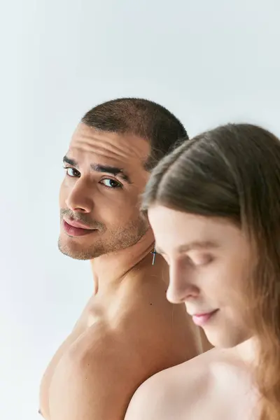 Two men gaze into each others eyes intently. — Stock Photo
