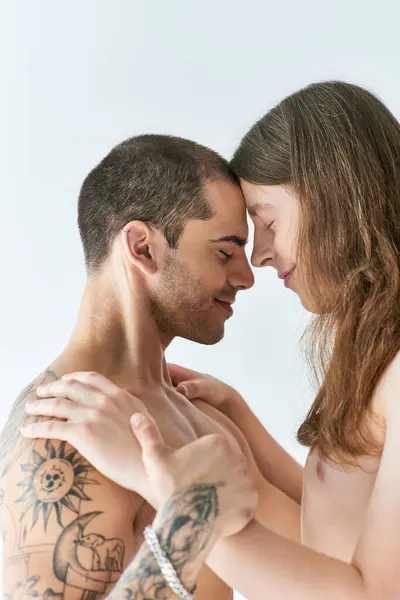 Dos hombres comparten un tierno abrazo, expresando amor y cercanía. - foto de stock