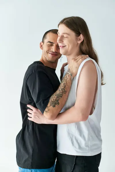 Due uomini condividono un caldo abbraccio pieno di amore e connessione. — Foto stock