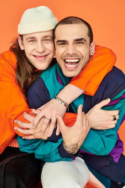 Dos hombres gay cariñosos abrazándose de cerca. - foto de stock