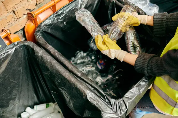 Young volunteer in yellow gloves sort trash, fostering a sense of community and environmental responsibility. — Stock Photo