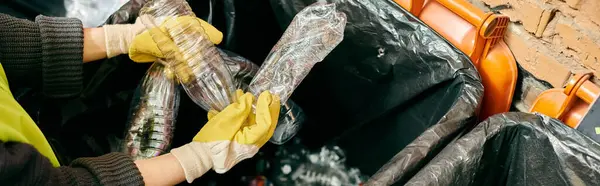 Young volunteer wearing gloves sort trash, fostering a sense of environmental responsibility. — Stock Photo