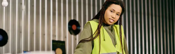 A woman with dreadlocks stands in a room, exuding grace and beauty while embodying a unique sense of style. — Stock Photo