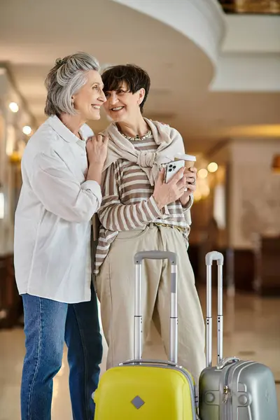 Senior lesbienne couple debout avec une tendre étreinte. — Photo de stock