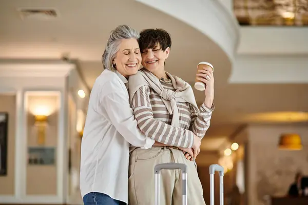 Deux femmes lesbiennes âgées debout affectueusement ensemble. — Photo de stock