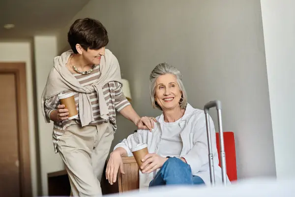 Senior lesbienne couple bénéficie d'un café. — Photo de stock