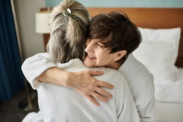 Momento tenero tra una coppia lesbica anziana amorevole in un hotel. — Foto stock