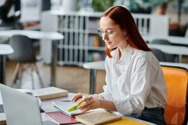 Un tutor donna rossa dedicato insegna online utilizzando un computer portatile dopo le lezioni scolastiche. — Foto stock