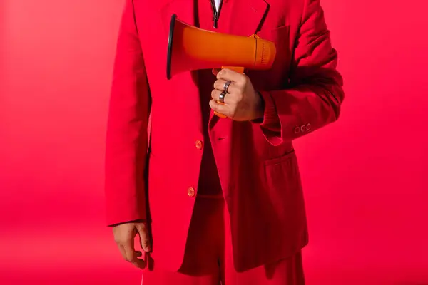 Красивий молодий індійський чоловік в червоному костюмі тримає мегафон. — стокове фото