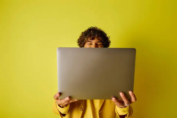 Homem obscurecendo rosto com tela de laptop. — Fotografia de Stock