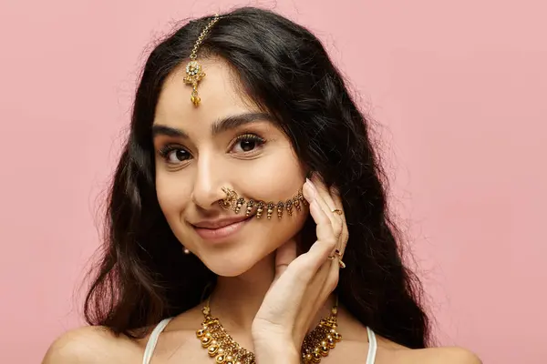 Elegant indian woman showcasing gold jewelry. — Stock Photo