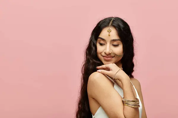 Beautiful young indian woman posing against a vibrant pink background. — Stock Photo