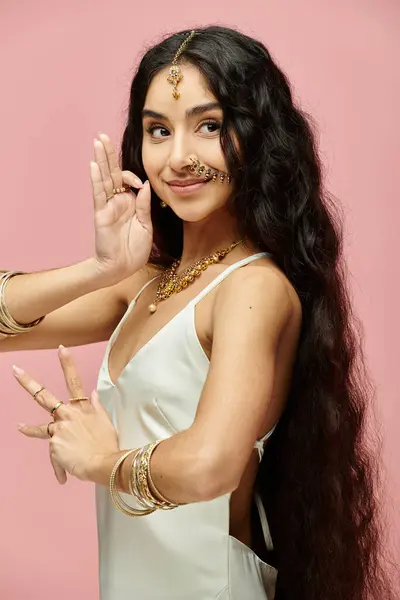 Impresionante joven india posando graciosamente con el pelo largo. — Stock Photo