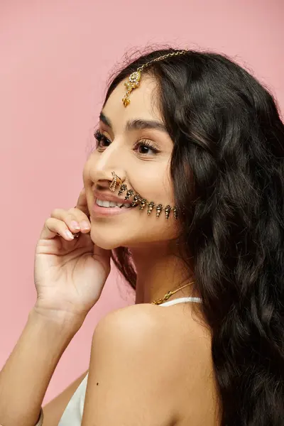 Uma jovem mulher indiana com cabelo preto fluindo faz uma pose — Fotografia de Stock