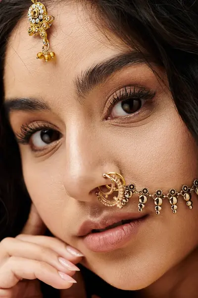 Una giovane donna indiana accattivante mostra orgogliosamente il suo intricato piercing al naso. — Foto stock