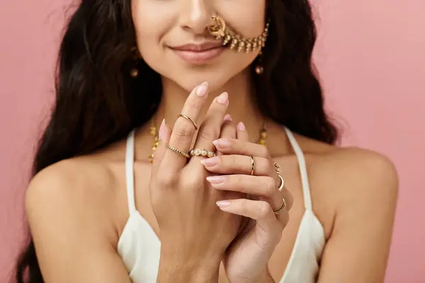 Индийская женщина демонстрирует потрясающее золотое кольцо на пальце. — стоковое фото