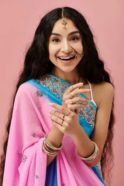 Sorridente donna indiana in vibrante sari posa felicemente. — Foto stock