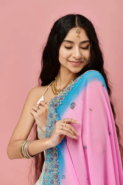 Jovem indiana em sari vibrante posa elegantemente. — Fotografia de Stock