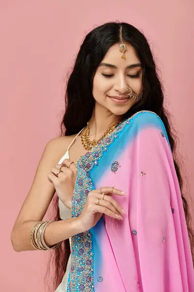 Young indian woman in vibrant sari poses elegantly. — Stock Photo