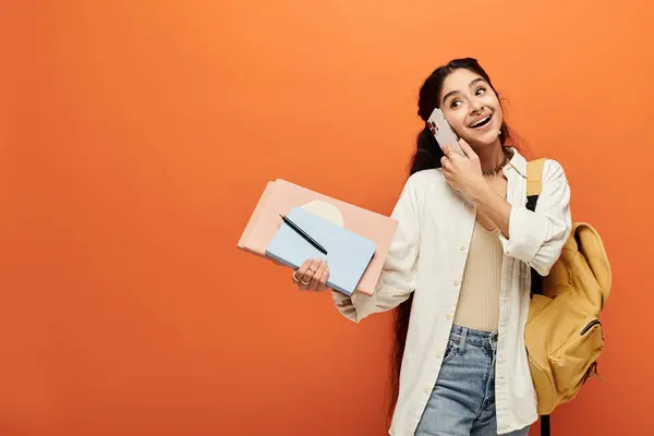 Eine junge Indianerin mit Rucksack telefoniert. — Stockfoto