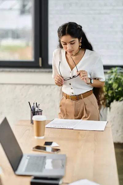 Young indian woman focused on laptop at desk. — Stock Photo
