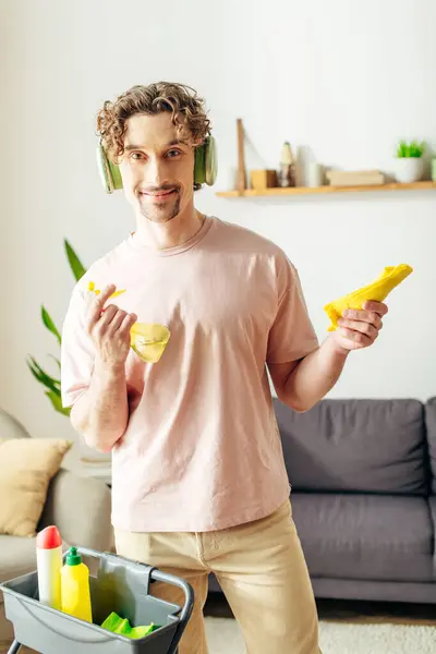 Un homme en tenue confortable tient des sprays. — Photo de stock