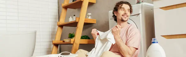 Relaxing man in casual attire, holding a crisp white shirt. — Stock Photo