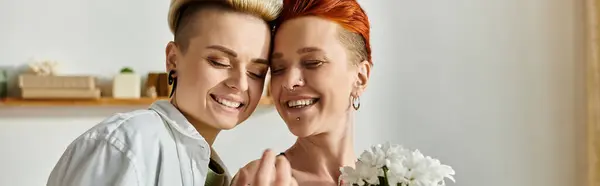 Deux femmes aux cheveux courts posent devant un miroir, montrant leur amour et leur style avec une attitude confiante. — Stock Photo