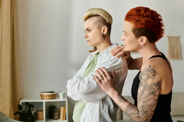 Zwei Frauen, ein lesbisches Paar, stehen dicht an dicht in einem Wohnzimmer und strahlen Konflikte aus — Stockfoto
