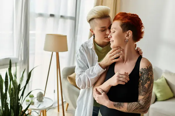 Zwei Frauen in einer warmen Umarmung in einem gemütlichen Wohnzimmer, die Liebe und Verbundenheit in einem intimen Moment ausdrücken. — Stockfoto